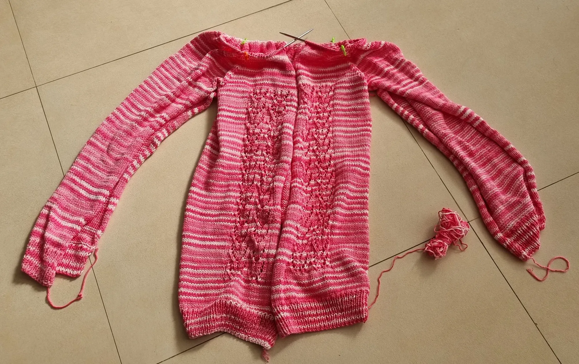 Тут остаётся провязать горловину и обвязать всё планкой. Не считая разных рукавов, конечно.