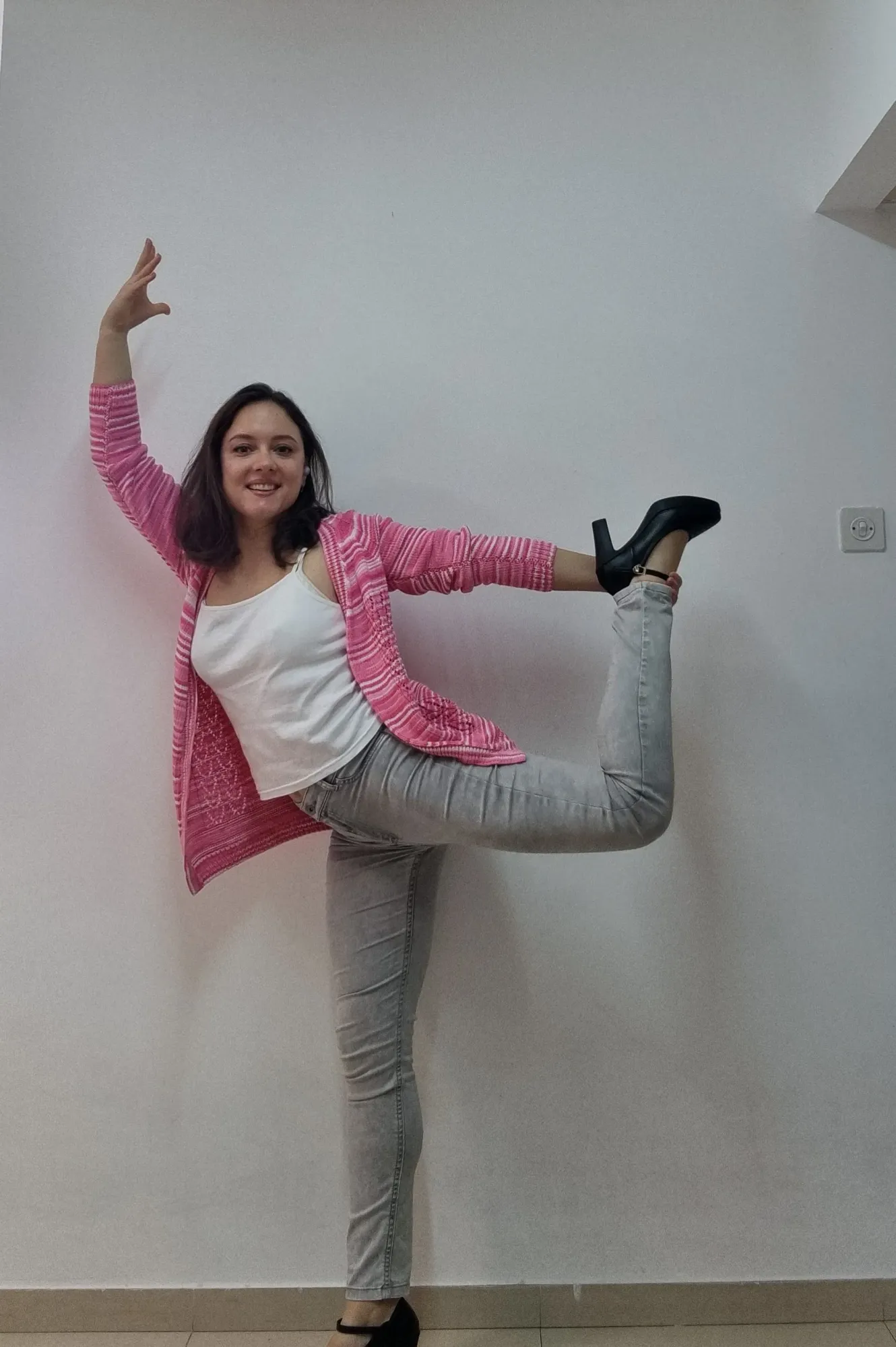 Оп-ля! (На фото видна сложная взаимосвязь между руками, ногами и жопой, необходимая для вязания кардиганов)