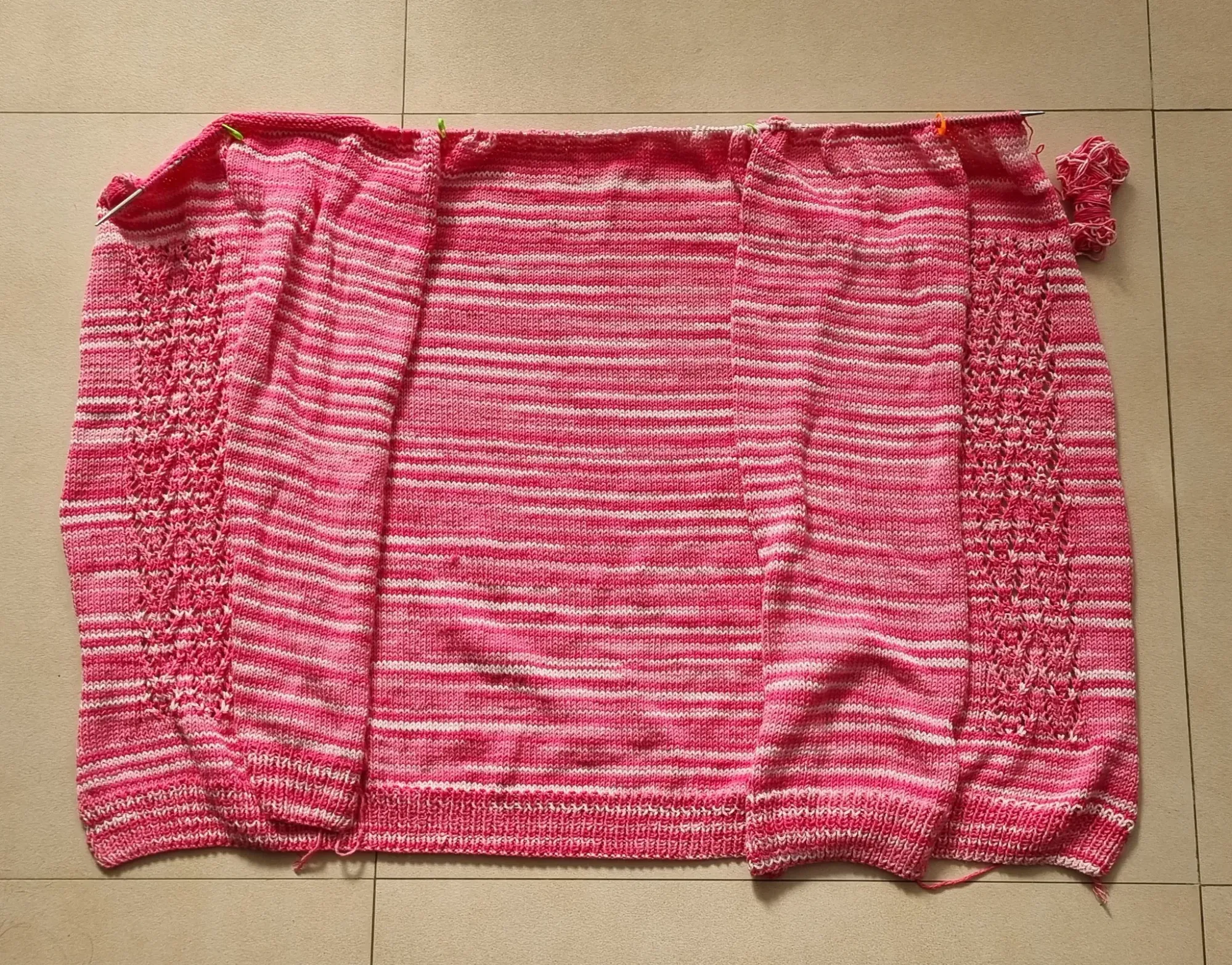 Тут я начала ввязывать рукава, на фото заметно, что они разной длины и плотности вязки.