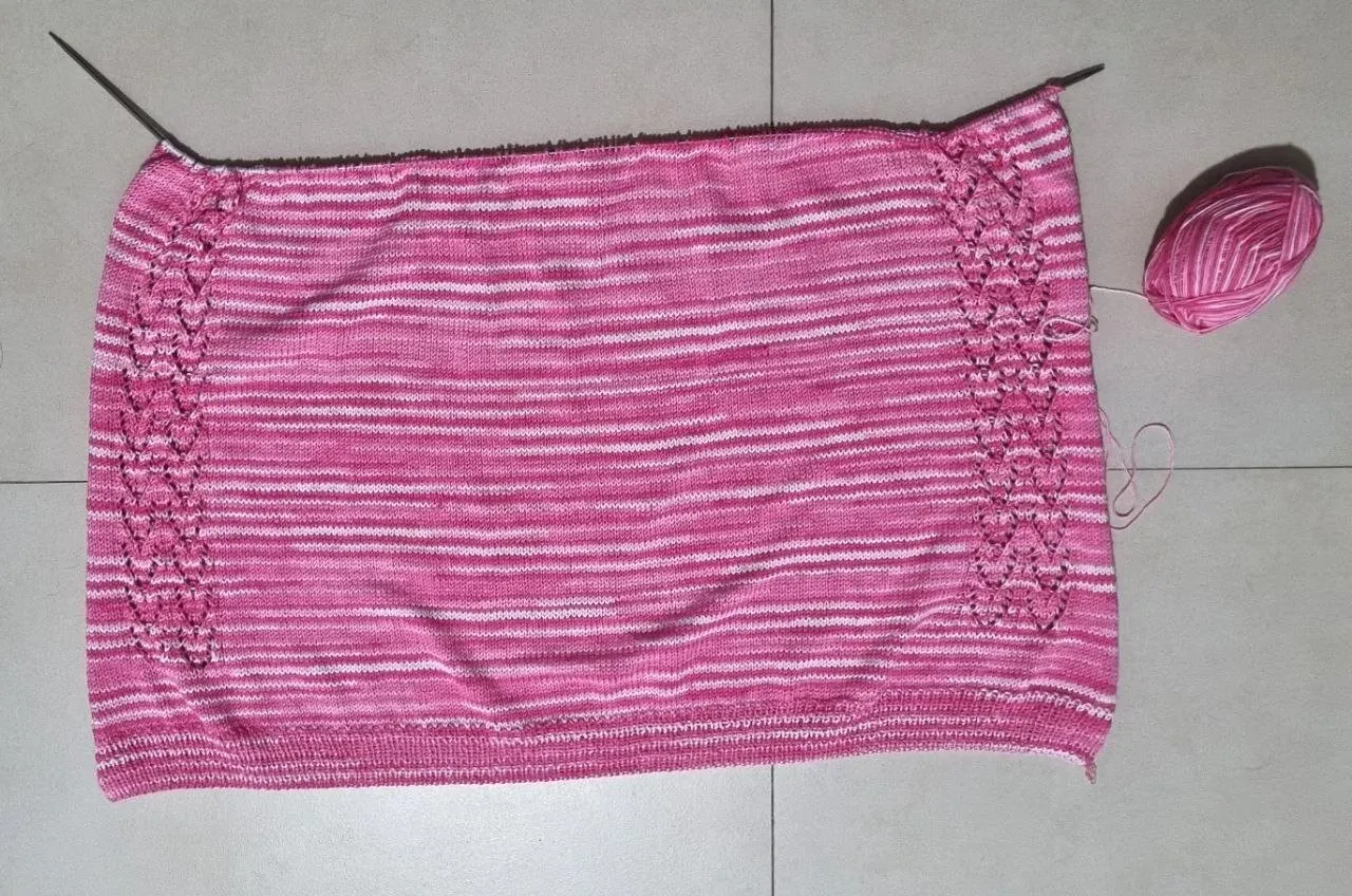 Сначала провязываем резинку высотой 16 рядов, затем столько же лицевой гладью, затем прямое полотно с узором ещё 118 рядов.